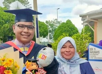Ahmad Firdaus and Rohana Convocation-1